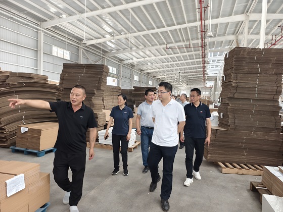 参观钦州市辉楠家具有限公司加工厂.jpg